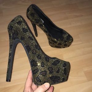 Steve Madden Rhinestone platform pumps 7.5